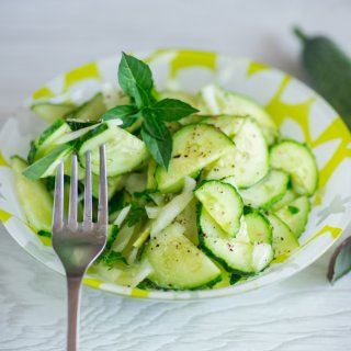 Frischer Apfel-Gurken-Salat mit Minze