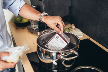 Biond-Mahlzeit wird im Wasserbad erhitzt