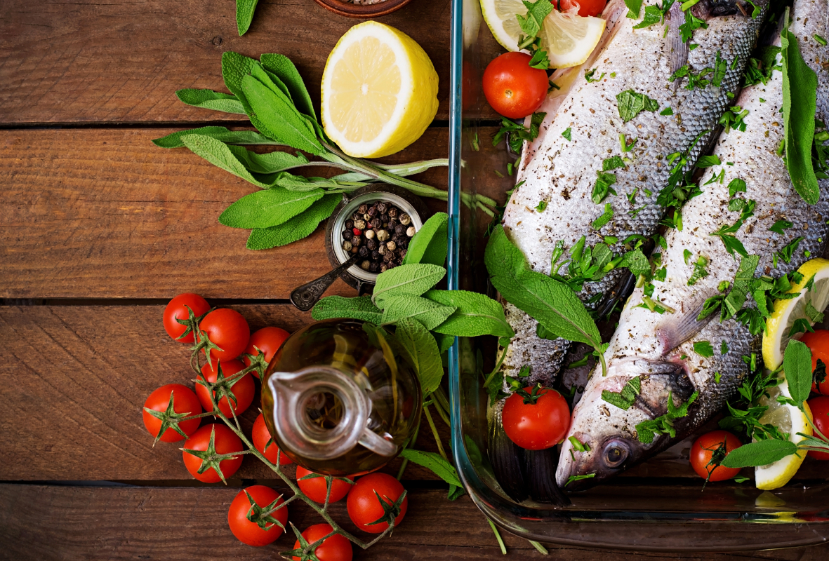 Appetitlich angerichteter Fisch mit frischen Kräutern