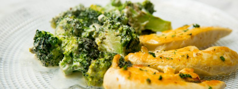 Hähnchenbrust mit Lauch und Brokkoli in Rahmsoße