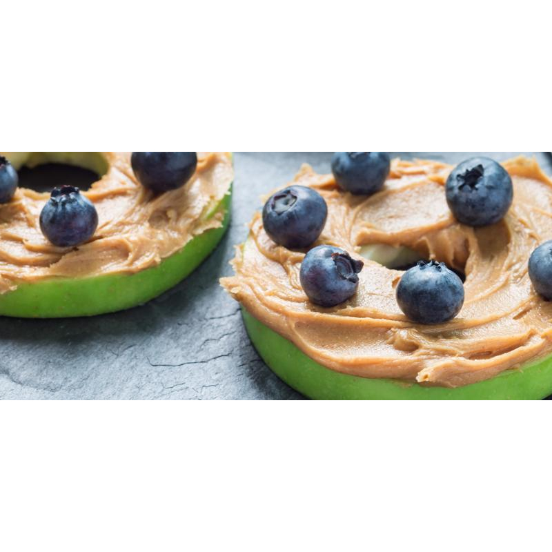 Apfel Snack mit Erdnussbutter und Früchten