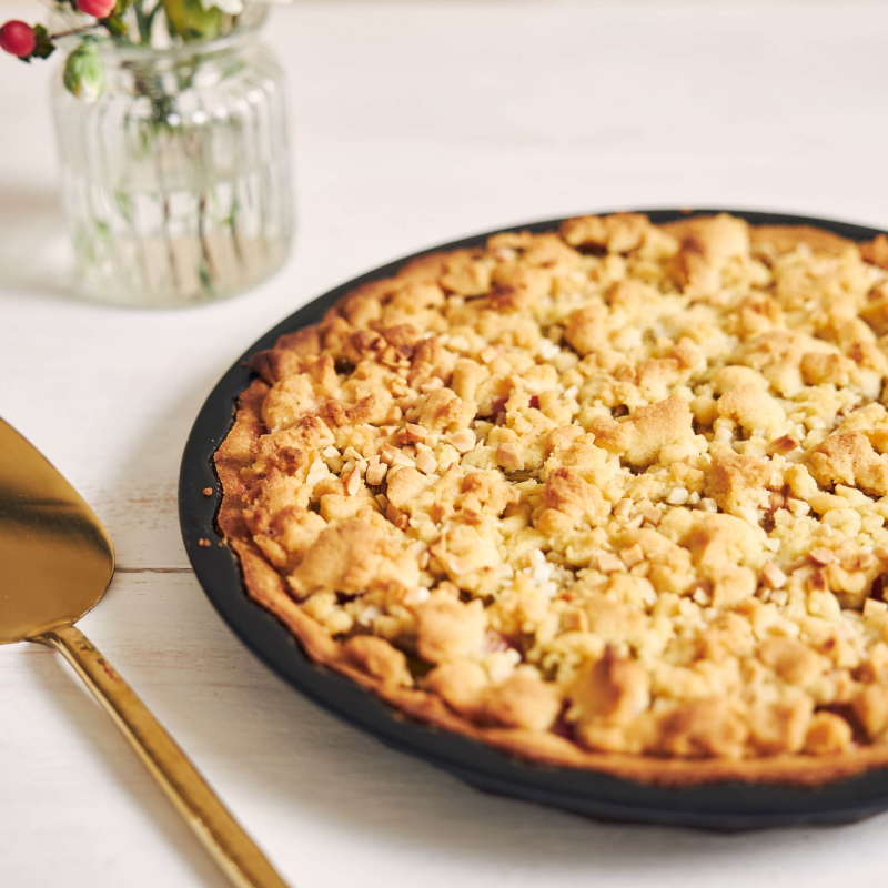 Traditioneller Apfelkuchen mit Streuseln