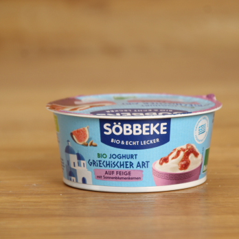 Joghurt griechischer Art auf Feige mit Sonnenblumenkernen