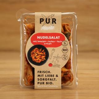 Nudel Salat mit Tomaten Cashew Pesto und Oliven