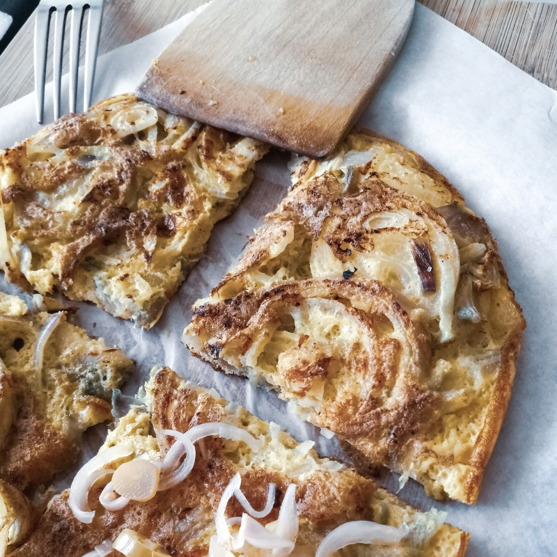 Deftiger Apfel-Zwiebel-Flammkuchen