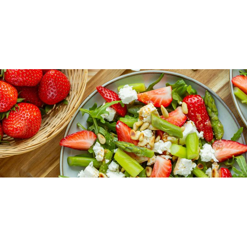 Erdbeer-Spargel-Salat mit Feta und Pinienkernen