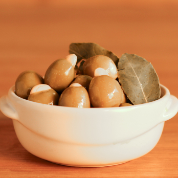 Griechische Oliven mit Mandeln